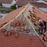 Artisan AS Couverture intervenant en urgence sur une toiture en Vendée